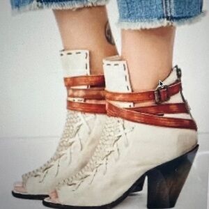 Women's Cream and Brown Ankle Boots Freebird Eagle creamy white snake leather
